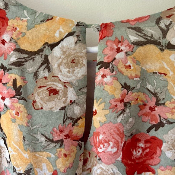 Floral dress with flutter sleeve and pleated skirt - Picture 7 of 9